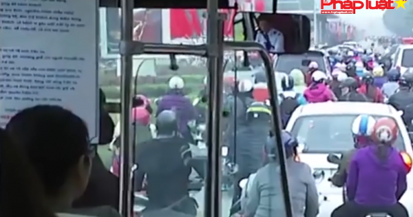 Xe buýt nhanh vật vã trên đường phố Hà Nội