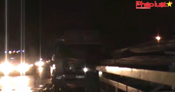 Xe tải cháy sau khi đâm vào xe đầu kéo