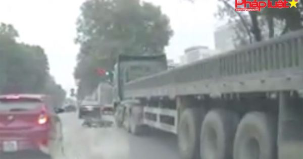 Lọt dưới gầm xe tải 22 bánh, cô gái ngồi bật dậy khó tin