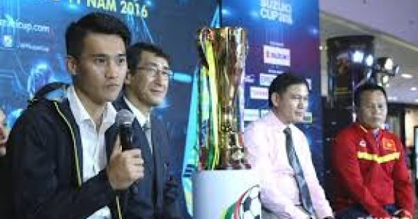 Người hâm mộ chào đón Cúp vàng AFF tới Việt Nam