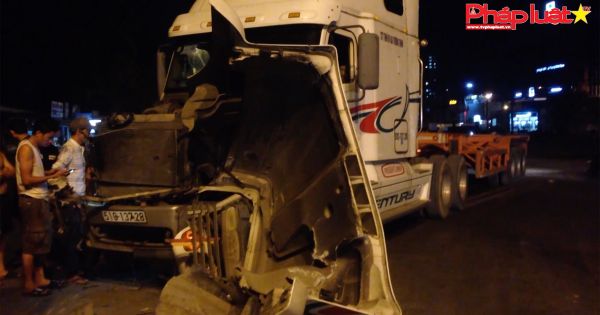 Xe đầu kéo tông nhau gây hư hỏng nặng