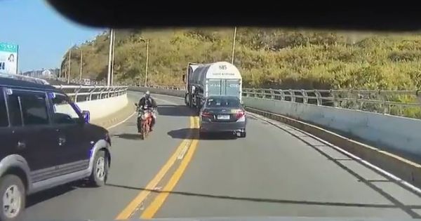 Ô tô gây tai nạn khi lấn vạch