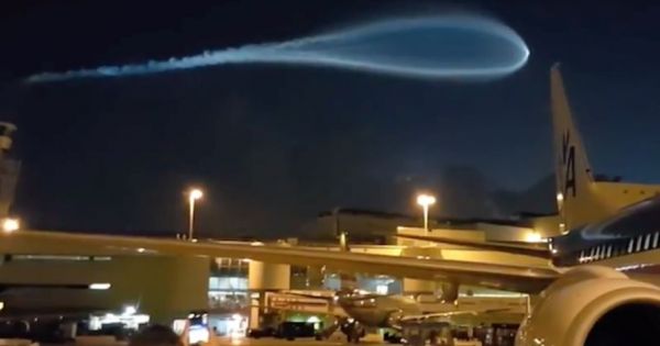 Khả năng người ngoài hành tinh chặn máy bay Trung Quốc hạ cánh