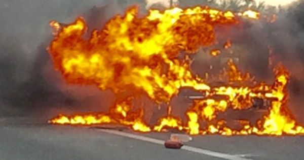 Ô tô bốc cháy dữ dội, 30 hành khách may mắn thoát chết