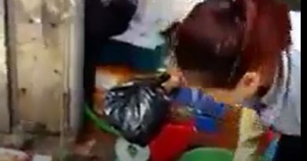 Nóng mặt vì cân gian lận ở chợ hải sản