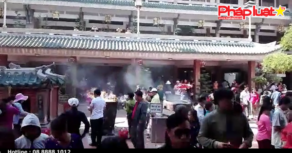 Rằm tháng Giêng, người dân chen nhau dâng lễ cúng Bà Chúa Xứ tại An Giang.