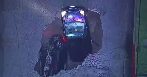 Hố tử thần nuốt chửng 2 ô tô đang lưu thông