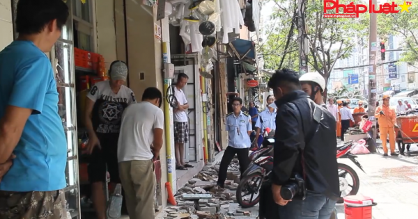 Phường Nguyễn Thái Bình người dân tự nguyện tháo dỡ những công trình vi phạm lấn chiếm vỉa hè.