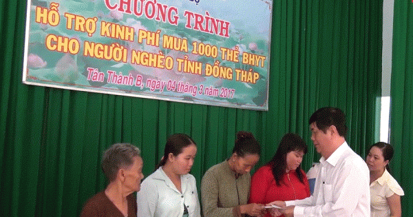 Khám, cấp thuốc miễn phí, tặng thẻ bảo hiểm cho người nghèo vùng biên giới