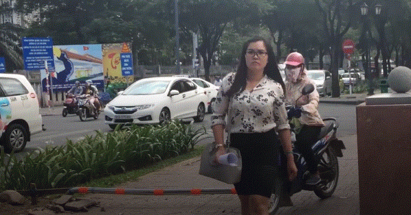 TPHCM: Tháo gỡ barie, xe máy lao vun vút trên vỉa hè