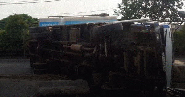 Xe tải đâm vào dải phân cách vì tài xế buồn ngủ