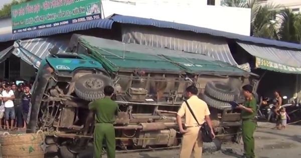 Bình Dương: Xe tải lật đè chết cô gái 27 tuổi