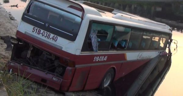 Xe khách lao xuống kênh, tài xế và phụ xe thoát chết
