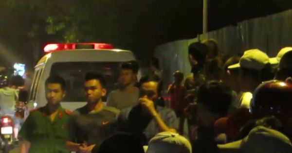 Cả phố nhốn nháo vì phát hiện bao tải bốc mùi nghi xác người