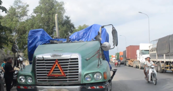 Xe đầu kéo đang lưu thông bị cháy trơ khung cabin