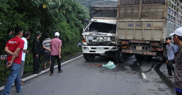 Hai xe tải đối đầu trực diện, 1 người nguy kịch