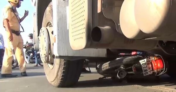 Bình Dương: Băng qua ngã tư, bị xe đầu kéo đâm tử vong