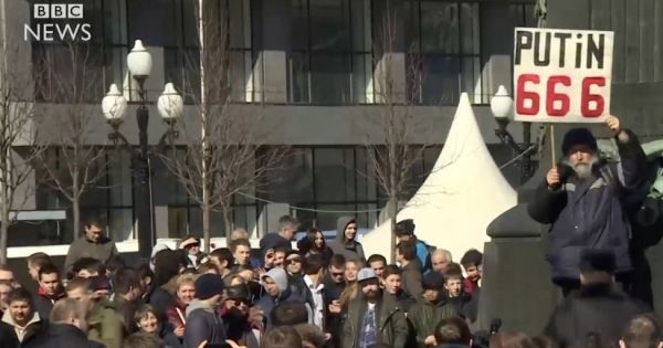 Hàng ngàn người xuống đường biểu tình tại Nga