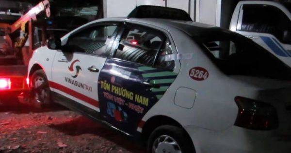 Người đàn ông chết lõa thể trong taxi