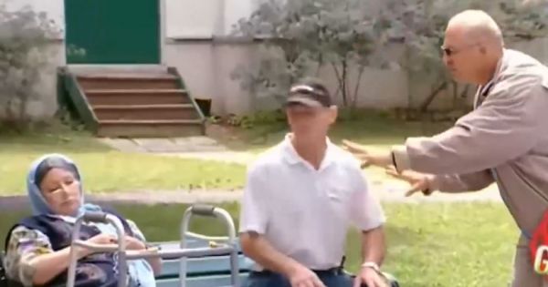 Cụ bà bỏ cả khung nạng... lên sân khấu chơi đàn