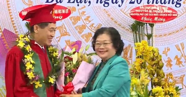 Doanh nhân Việt kiều nhận bằng Tiến sĩ danh dự