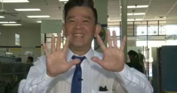 Ông chủ tiệm và đôi bàn tay chai sần