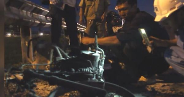 Xe máy cháy rụi trên cầu vượt trạm 2