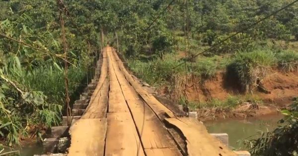 Cầu treo xuống cấp, nguy cơ đứt sập xuống sông