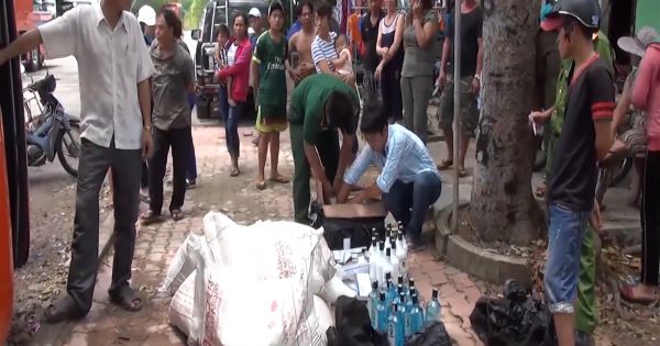 Bắt giữ xe khách chở thuốc lá, rượu nhập lậu