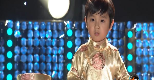 Thần đồng gốc Việt chơi đàn piano