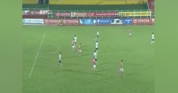 Tiến Duy tái hiện bàn thắng ghi từ giữa sân của Rooney, Beckham, Depay