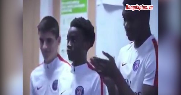 Trọng tài “ăn vạ” khiến cầu thủ lĩnh thẻ đỏ