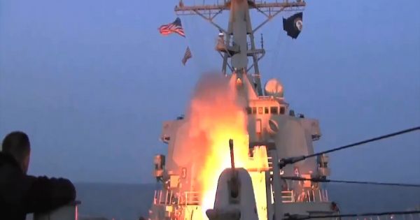 Mỹ khai hoả tên lửa Tomahawk đỏ trời Syria