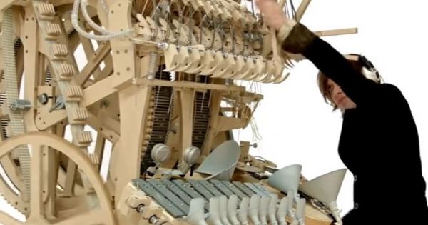 Bản nhạc tuyệt vời từ cỗ máy chứa 2.000 viên bi