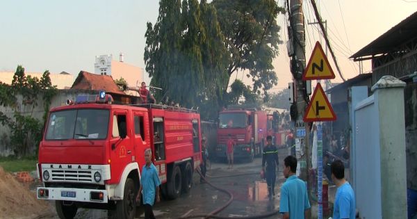 Cháy dữ dội xưởng sản xuất sơn ở ngoại ô sài gòn