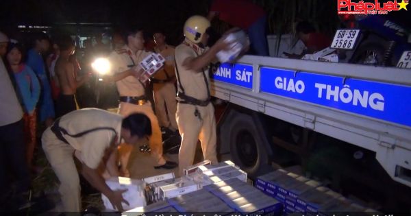 Truy đuổi 40km bắt giữ ô tô vận chuyển 10.000 bao thuốc lá lậu