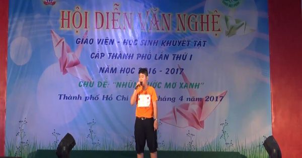 Xúc động hội diễn văn nghệ của học sinh khuyết tật