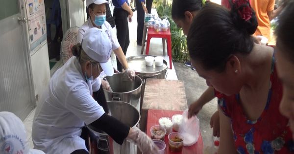 “Cháo yêu thương” cho bệnh nhân Bệnh viện nhiệt đới TPHCM