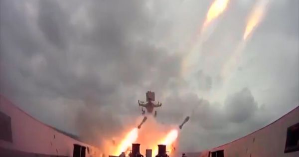 Tàu chiến Trung Quốc phóng tên lửa, khoe hỏa lực trên biển