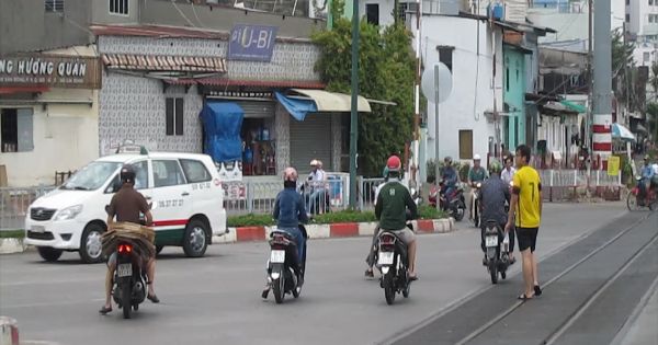 TPHCM: Bất chấp nguy hiểm, hàng trăm xe máy lao qua đại lộ