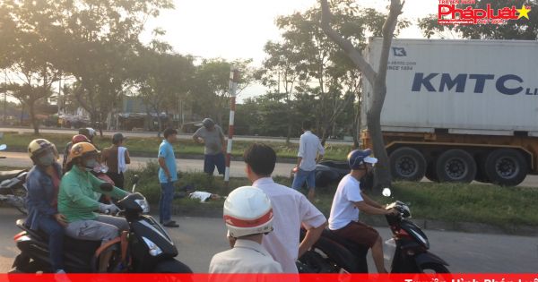 TPHCM: Lái xe lúc sỉn rượu, tự tông mạnh vào gốc cây nằm bất tỉnh