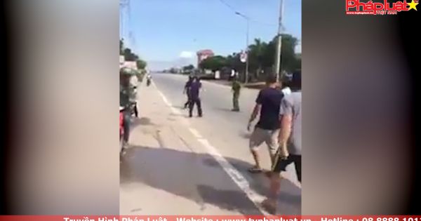 Nhóm thanh niên say rượu đuổi đánh 2 cảnh sát khắp phố