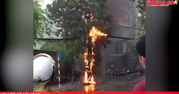 Cột điện bất ngờ phát nổ, bốc cháy dữ dội