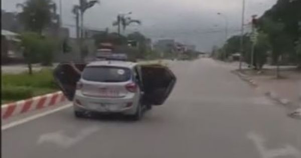 Taxi bung hai cửa lao vun vút trên đường