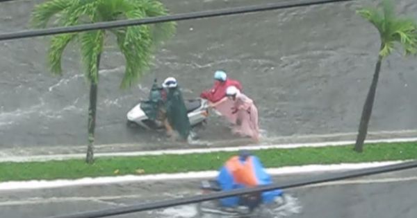 Mưa lớn biến đường phố Cần Thơ thành sông