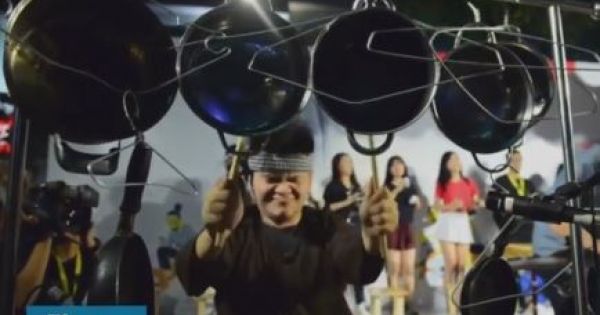 Trình diễn nhạc bằng xoong, chảo trên phố đi bộ Nguyễn Huệ