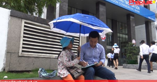 Xúc động anh nhân viên ngân hàng ngồi vỉa hè dạy chữ cho bé gái bán vé số