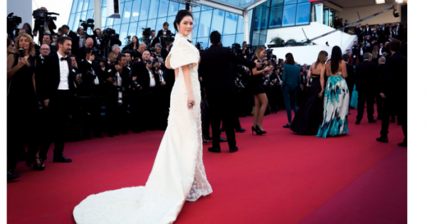 Lý Nhã Kỳ lộng lẫy trên thảm đỏ khai mạc LHP Cannes 2017
