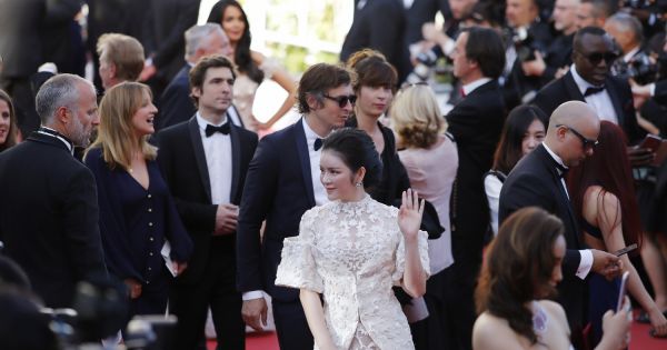 Lý Nhã Kỳ xin lỗi gia đình vì vắng mặt trong ngày giỗ cha