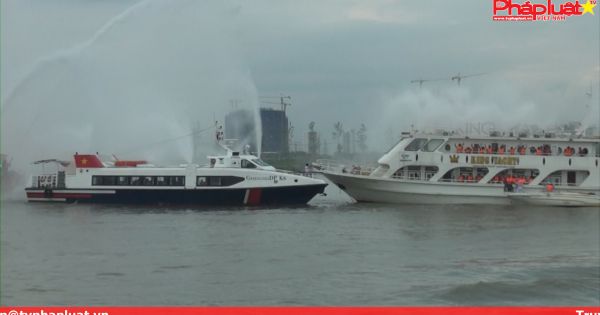 400 người tham gia cứu hộ tình huống giả định 2 tàu đâm nhau trên sông Sài Gòn